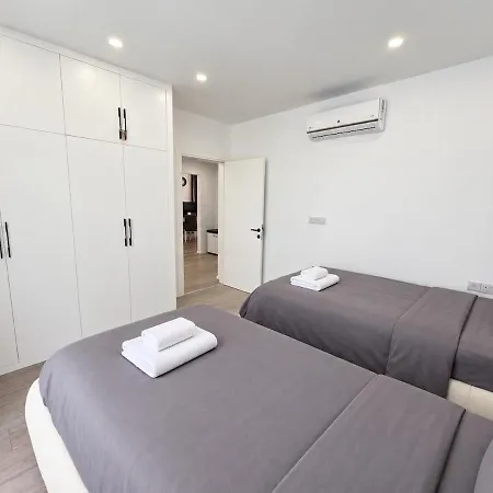 Apartment Blue Wawe 2br, 100m From The Sea Paralimni
